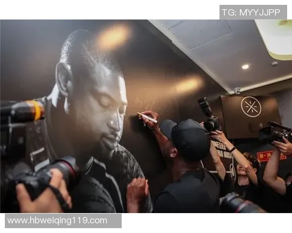 当红明星现场偶遇绿茵巨星热情互动引发球迷与粉丝的热烈关注